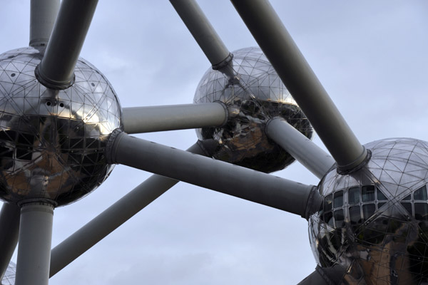 Each sphere of the Atomium is 18m (59ft) in diameter