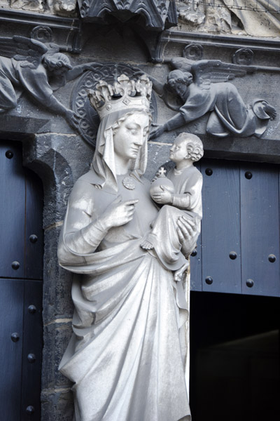 Statue on the entrance to the Sint-Janshospitaal , Mariastraat