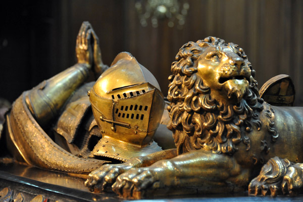 Lion and helmet at the foot of the Charles the Bold