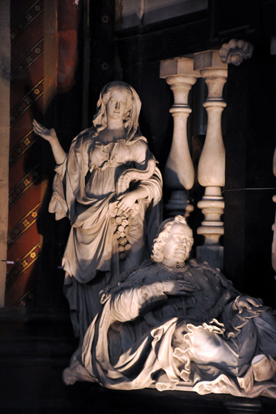 Tomb to the right of the main altar, Sint-Salvatorskathedraal 