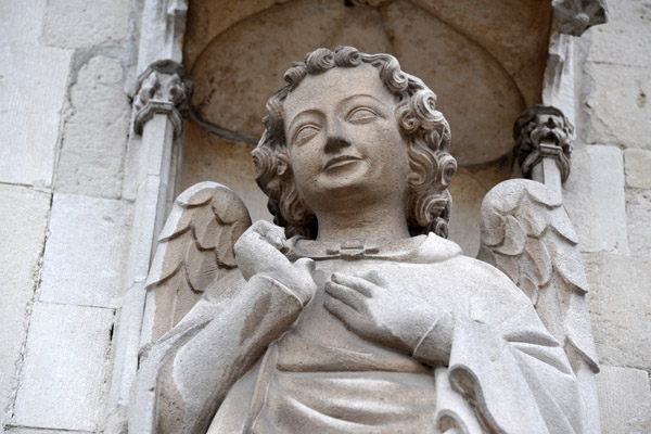 Late-Gothic sculptures of Bruges City Hall were all replaced after the French Revolution