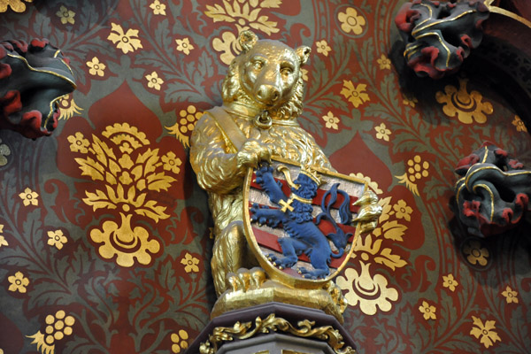 Bear holding the coat-of-arms of Bruges, Stadhuis van Brugge