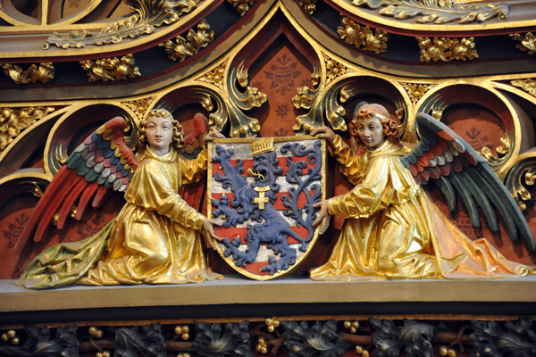 A pair of angels on the mantle supporting the coat-of-arms of Bruges