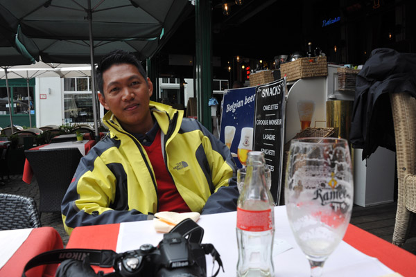 Dennis taking a break at Le Panier d'Or, Bruges Market Square