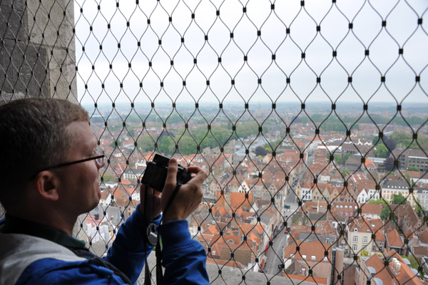 It's difficult using the big lens through the narrow mesh of the Belfort viewing deck