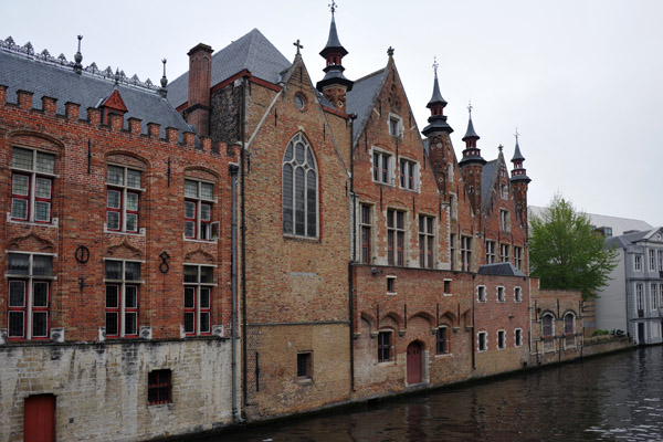 Canal facing backside of the Brugse Vrije opposite Steenhouwersdijk, Bruges