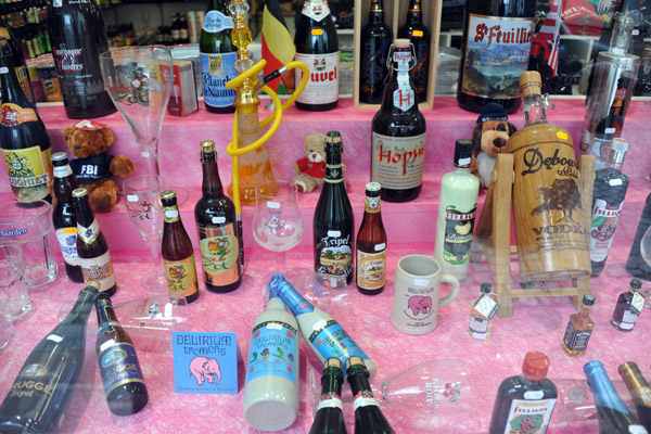 Tourist shop selling Belgian beers and glassware across from the ibis, Katelijnestraat 