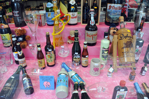 Tourist shop selling Belgian beers and glassware across from the ibis, Katelijnestraat