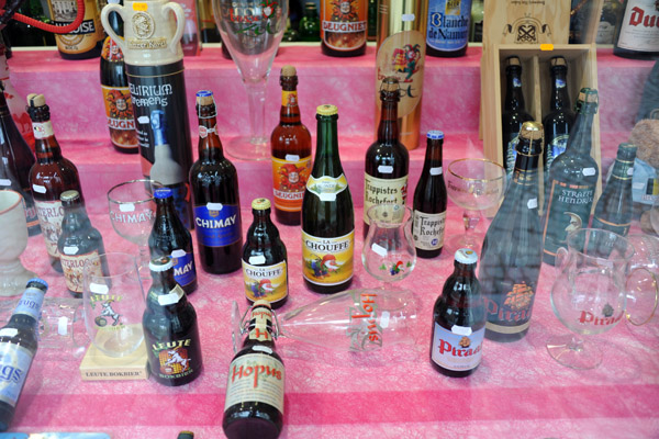 Tourist shop selling Belgian beers and glassware across from the ibis, Katelijnestraat 