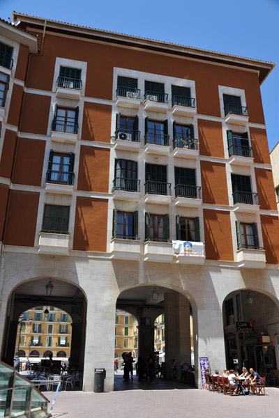 Eastern entrance to the Plaça Major