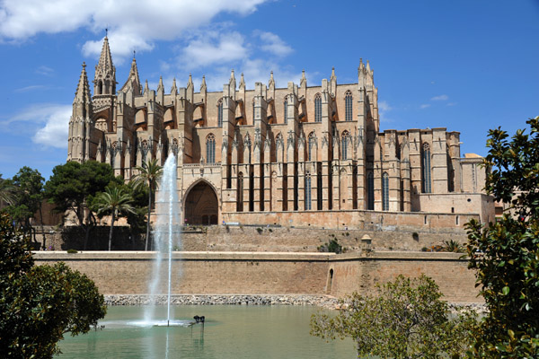 Fountain with Palma Cathedral, Parc de la Mer