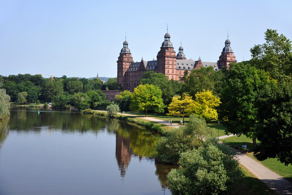 Schlo Johannisburg and the River Main from the Darmstdter Strae bridge 