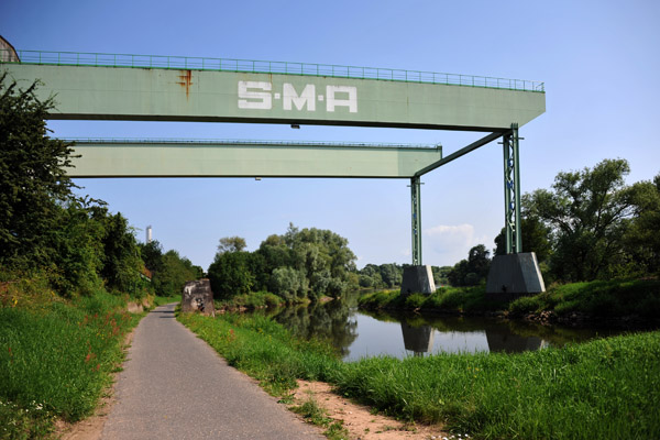 S.M.A. - Crane crossing the bike path on the south side of Aschaffenburg