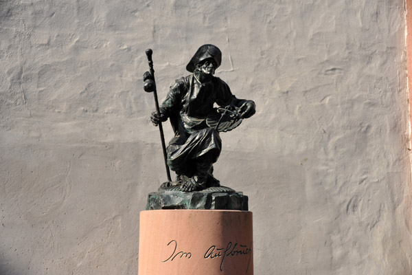 Sculpture Im Aufbruch, the start of the Way of St. James, Miltenberg