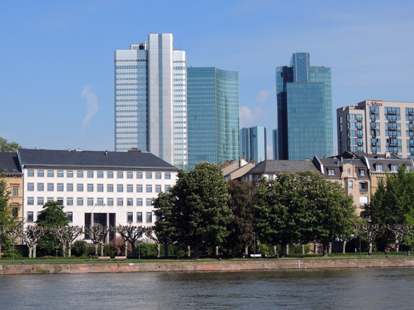 Cycling the bike path on the south side of the River Main, Frankfurt