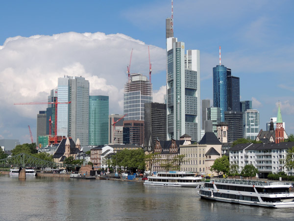 Looks like Frankfurt is in for afternoon thunderstorms