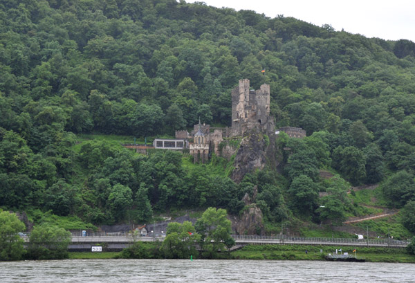 Burg Rheinstein at river km 533