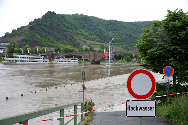 Hochwasser - Flooding along the Cochem riverfront
