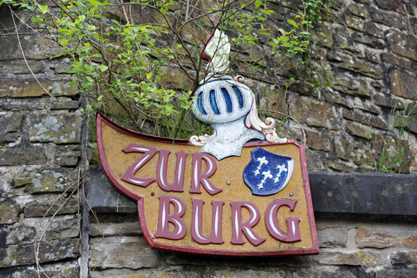 Zur Burg - To the Castle