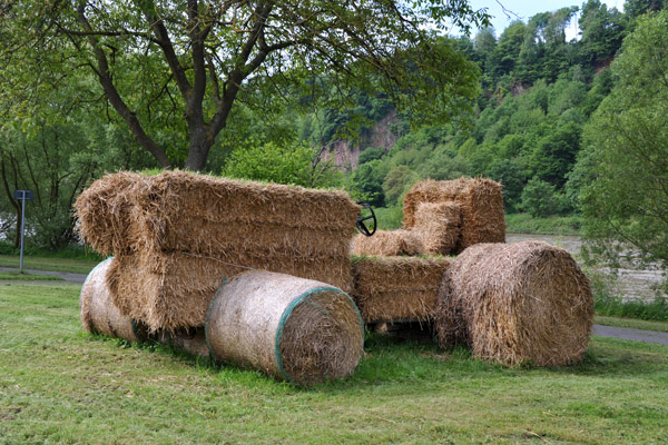 Hay bales in the form of a tractor, Mesenich-Moselweinstrae