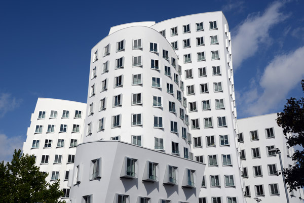 Postmoderist Neuer Zollhof 3 by architect Frank Gehry