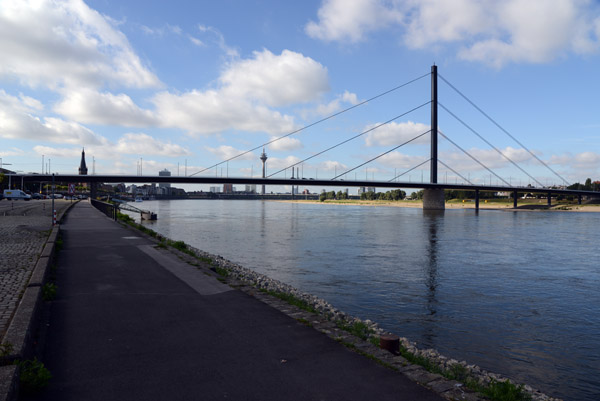 Cycle Path along the Rhine through the center of Dsseldorf, Joesph-Beuys-Ufer