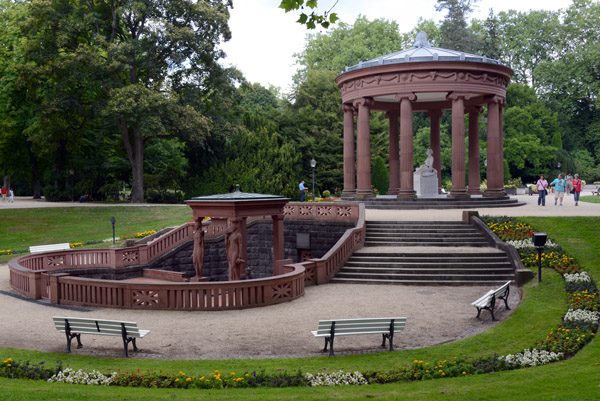 The current form of the Elisabethbrunnen with the goddess Kygieia dates from 1918