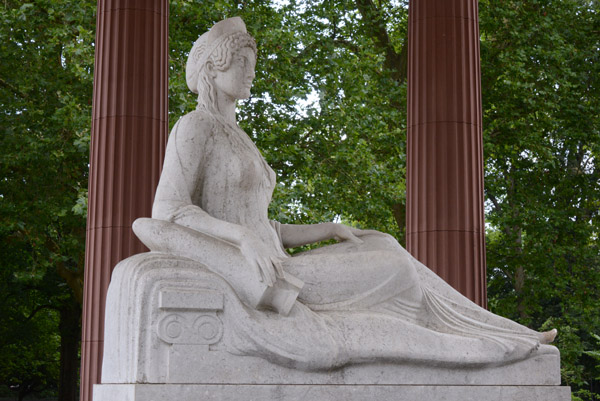 Elisabethenbrunnen - Hygieia, goddess of heath