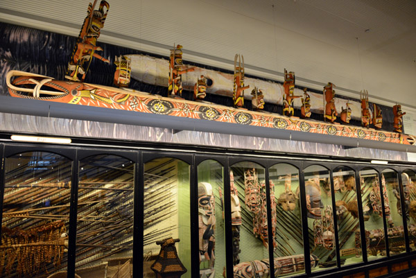 La-Sisi, a malagan canoe - New Ireland, PNG, 1995