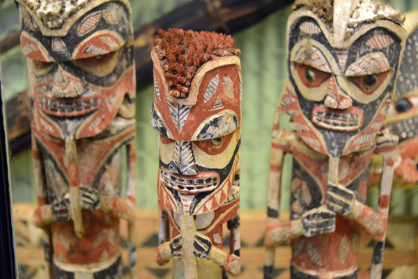 Wooden figures, New Ireland, PNG