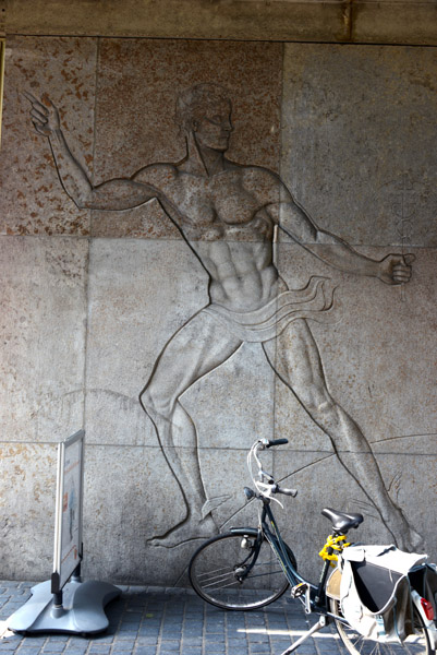 Bas-Relief of an athlete, Kerkplein 6, Den Haag