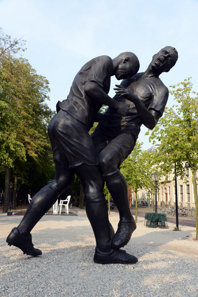 Sculpture of two athletes, Lange Voorhout, Den Haag