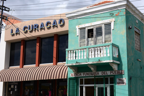 La Curaao and a Funeral Home with its sign in Spanish