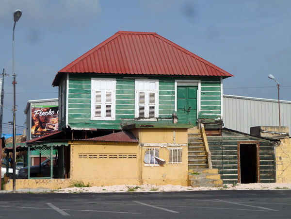 Green wooden house of the Weg Naar Caracasbaai