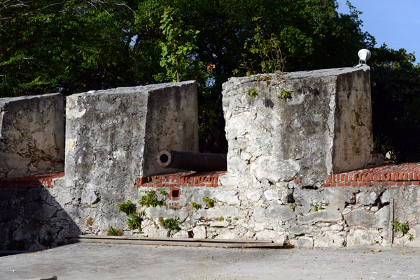 The walls of Fort Piscadera rise barely above the level of the beach