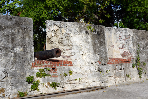 During the British invasion, Fort Piscadera was useless. It had 14 cannons, but no cannonballs
