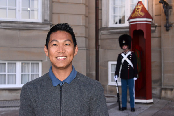 Dennis with the Queen's Guard, Amaleinborg
