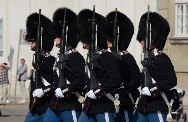 Queen's Guard marching, Amaleinborg Palace Square