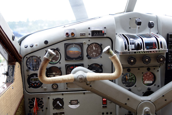 De Havilland Beaver instrument panel (N77MV)