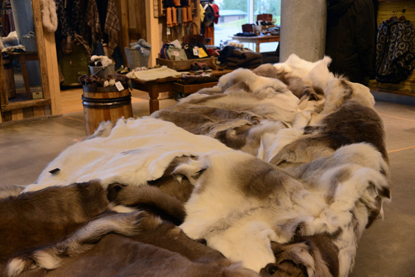 Fur pelts, Geysir