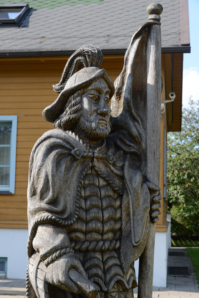 Large woodcarving of a man in armor, Karaimų g. 12, Trakai