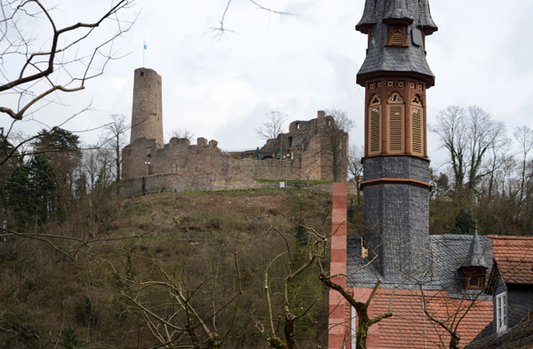 Burg Windeck with the tower of the Altes Rathaus, Weinheim
