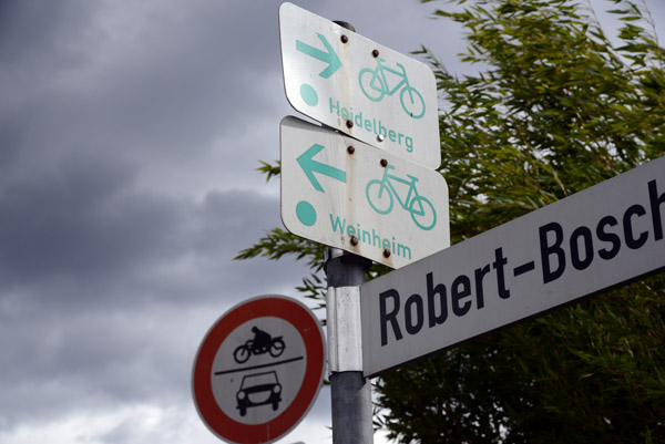 Bergstrae cycle path between Weinheim and Heidelberg