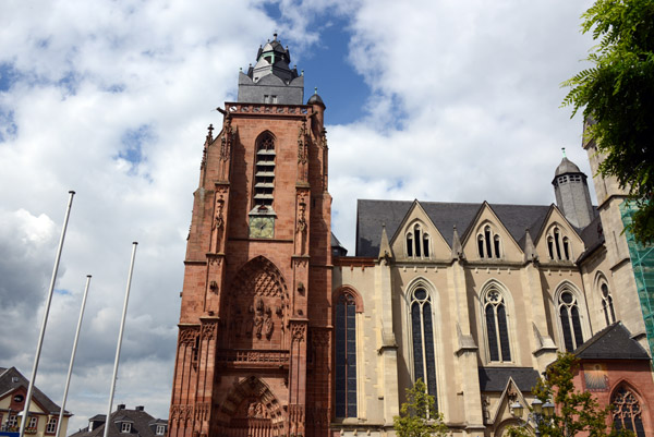 Wetzlar Cathedral remains an active church for both Catholics and Protestants, a Simultaneum