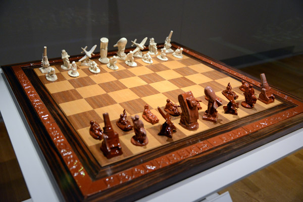 Nazi chess set, Porzellanmanufaktur Allach, ca 1940