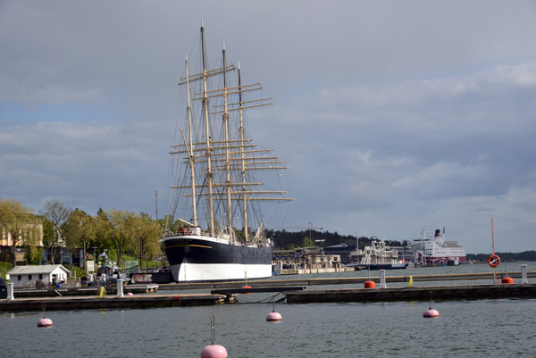 Some sunshine breaks through the clouds with the Pommern, Mariehamn