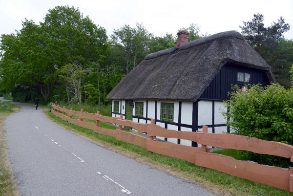 Thatched farmhouse along the cycleroute parallel to sterbyvejen, Ls 