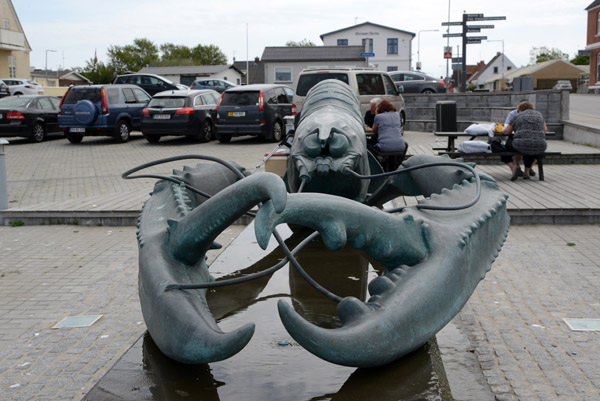 Sculpture of a giant lobster,  sterby Havn, Ls 