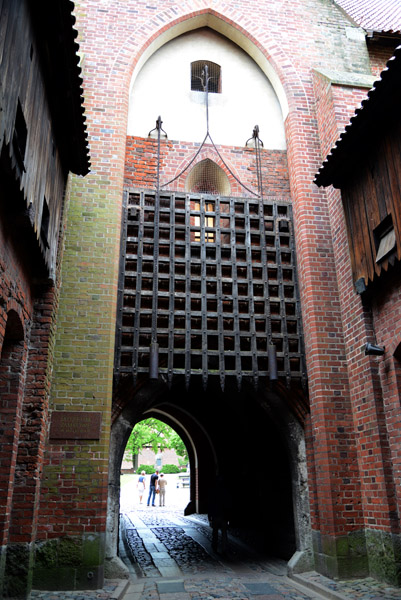 Portcullis of the inner gate of the Mittelschloss