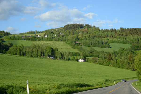 Rolling green Norwegian hills, Turistvegen (Fv213), Brttum, Oppland 